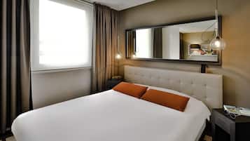 Roupas de cama premium, cofres nos quartos, escrivaninha