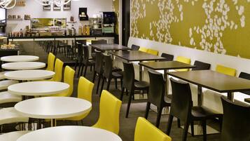 Colazione a buffet, servita tutte le mattine (18 EUR a persona)
