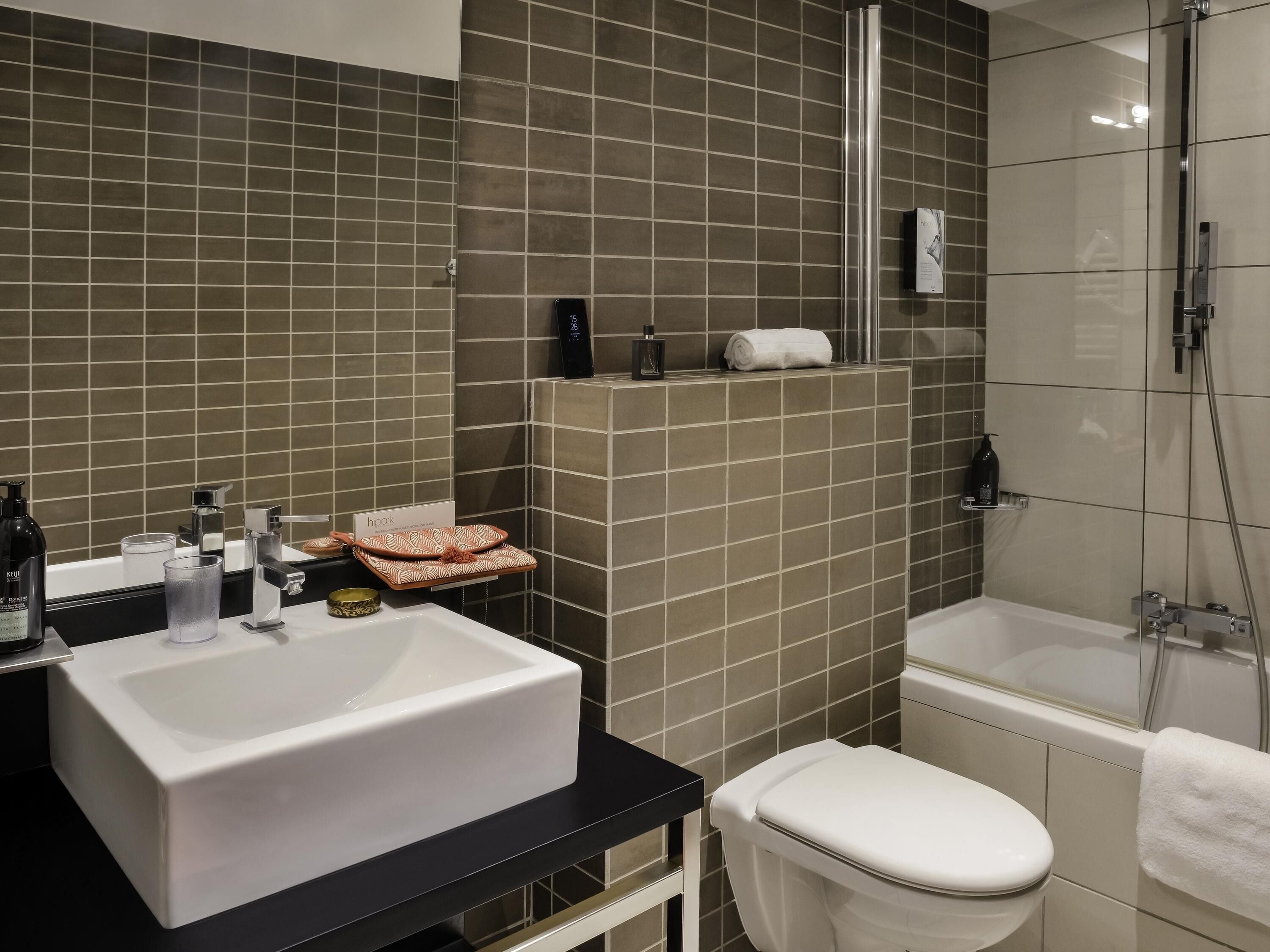 สตูดิโอ, เตียงใหญ่ 1 เตียง | เครื่องนอนระดับพรีเมียม, ตู้นิรภัยในห้องพัก, โต๊ะทำงาน