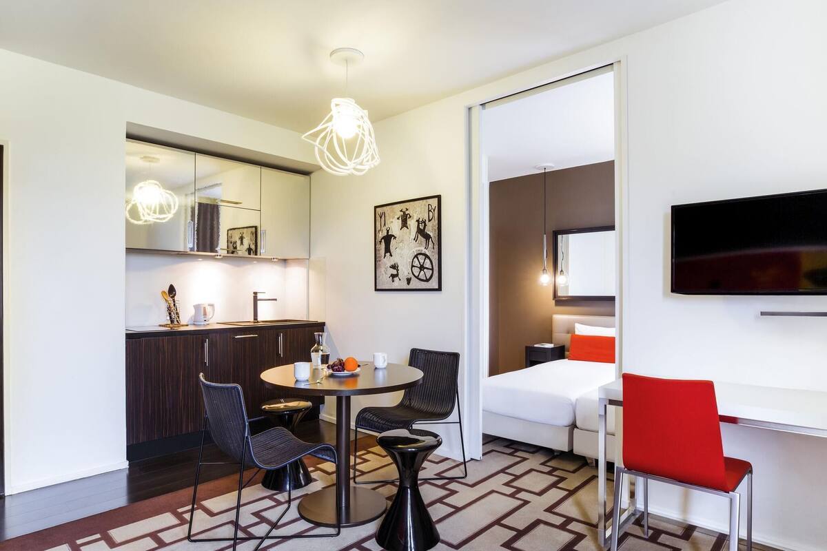 Apartamento, 1 habitación | Ropa de cama de alta calidad, caja fuerte, escritorio