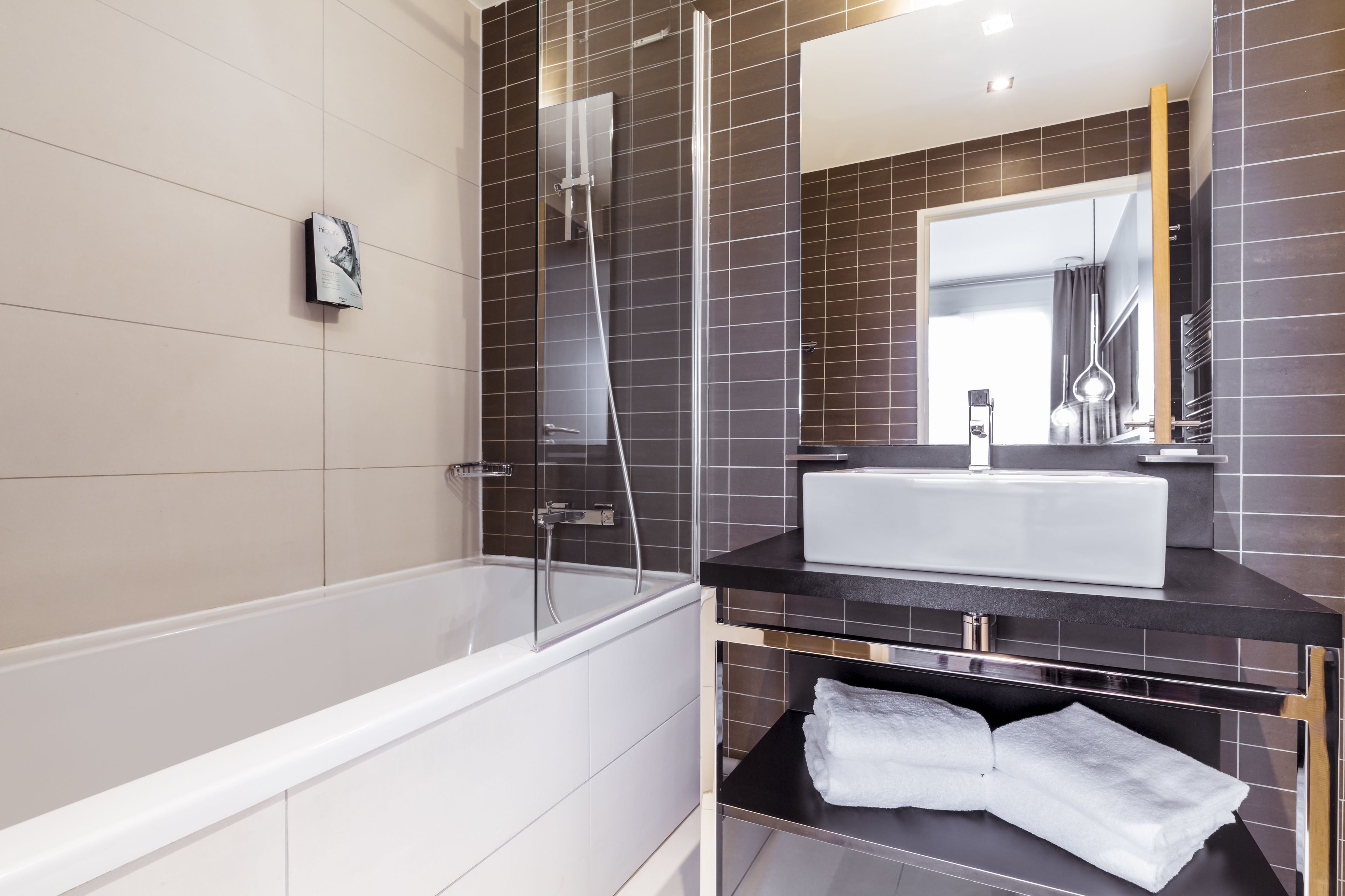 Badewanne, Regendusche, umweltfreundliche Kosmetikartikel, Haartrockner