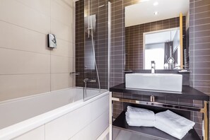 Baignoire, douche cascade, articles de toilette écologiques