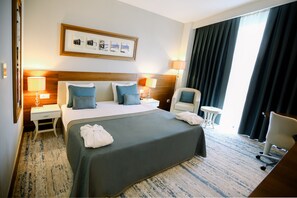 标准房, 1 间卧室 | 客房内保险箱、办公桌、笔记本电脑工作区、隔音