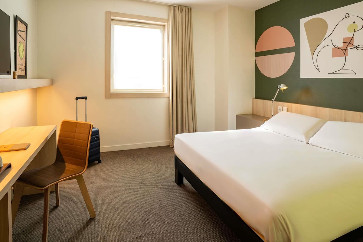 Premium bedding, individually decorated, individually furnished, desk