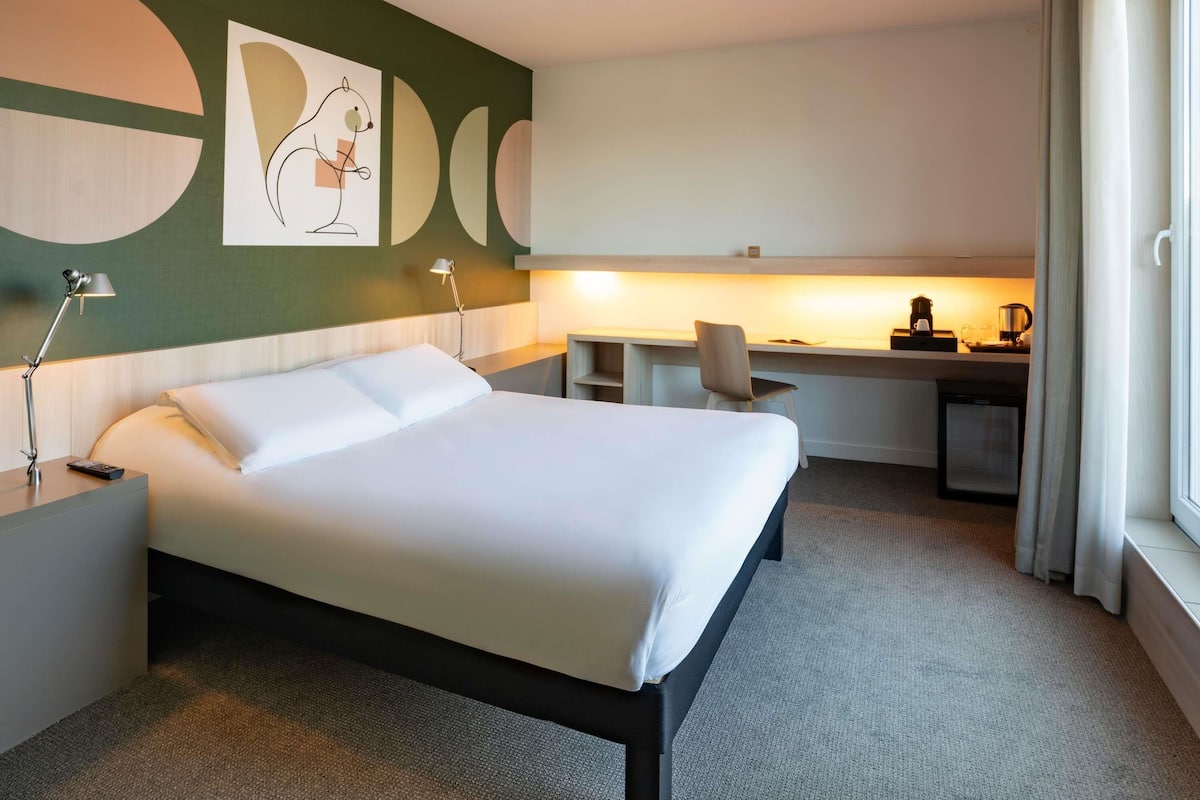 Premium bedding, individually decorated, individually furnished, desk