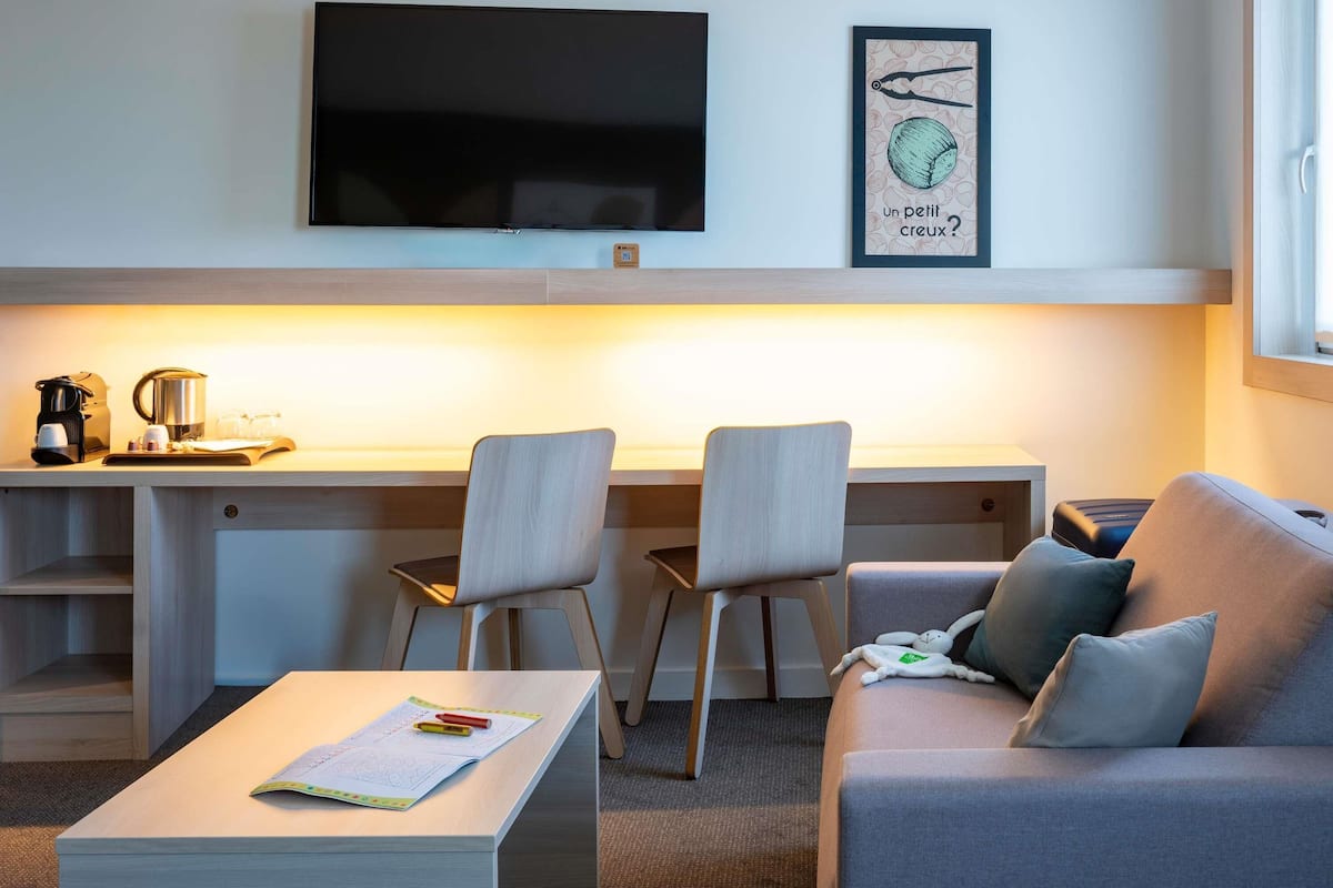 family room, multiple beds | premium bedding, individually decorated, individually furnished, desk