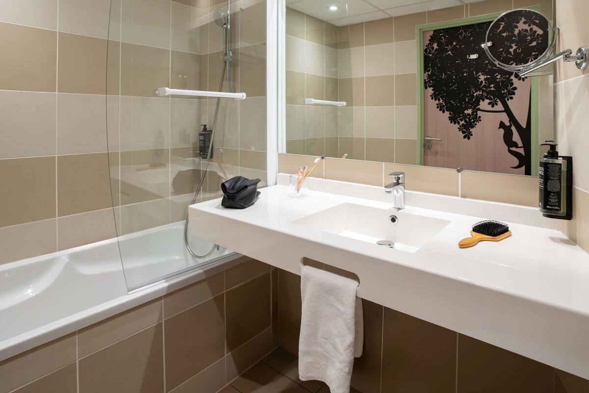 family room, multiple beds | premium bedding, individually decorated, individually furnished, desk