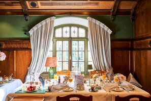 Free daily buffet breakfast  - Hotel Gutsgasthof Stangl (Vaterstetten)