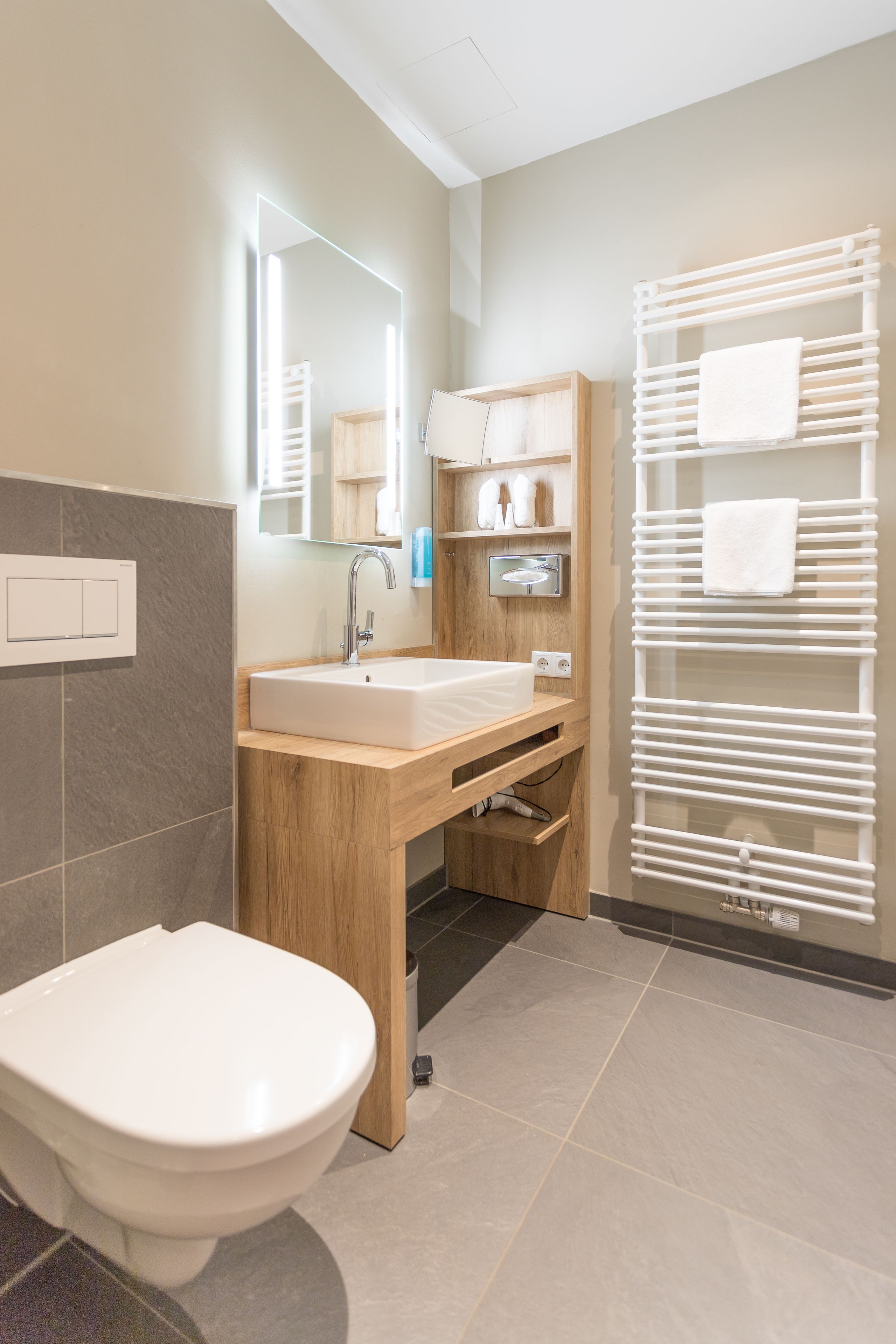 suite, 1 king bed, private bathroom | bathroom | free toiletries, hair dryer, bathrobes, slippers