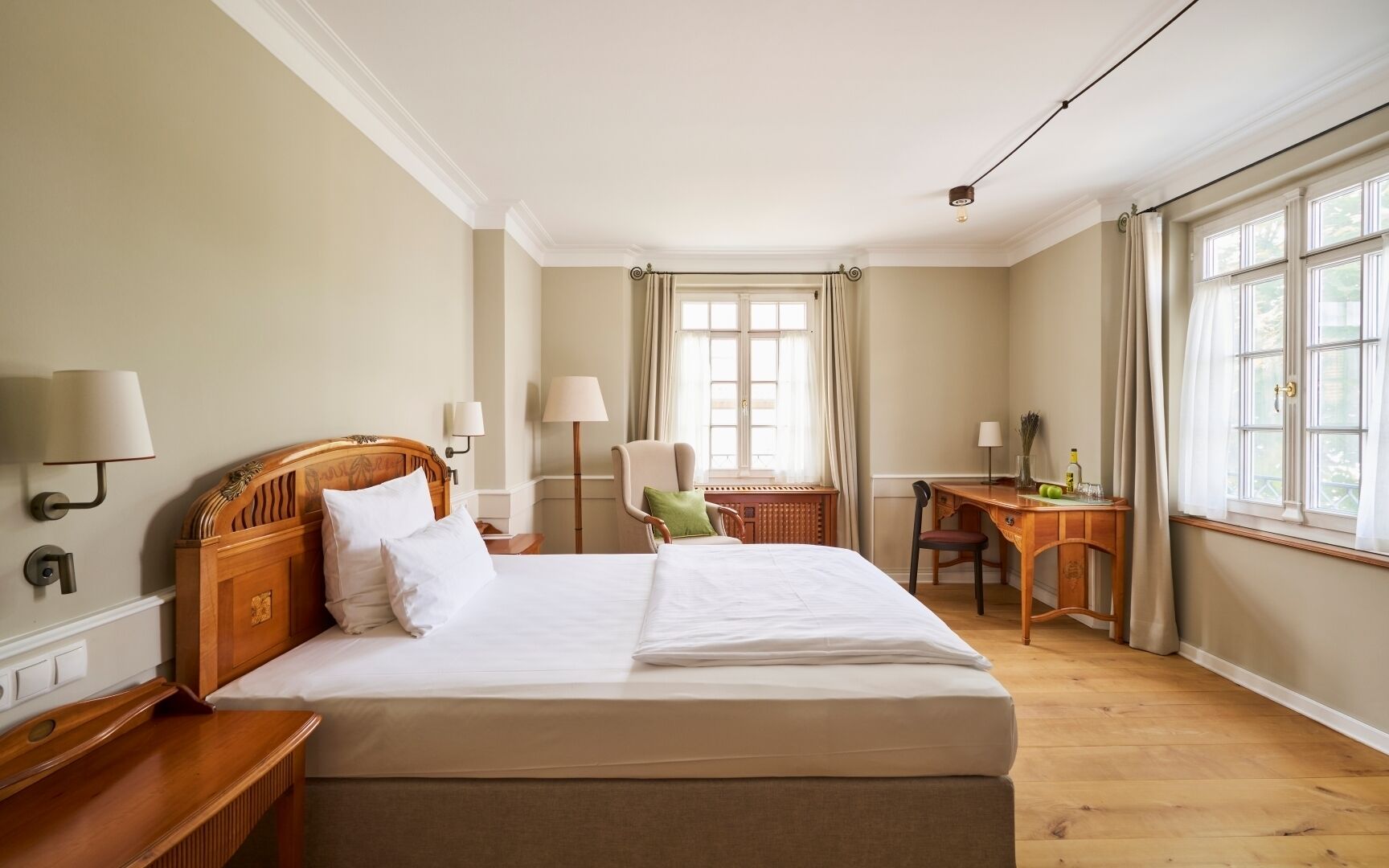 ملاءات للفراش لا تسبب الحساسية ومكتب ومساحة عمل للكمبيوتر المحمول