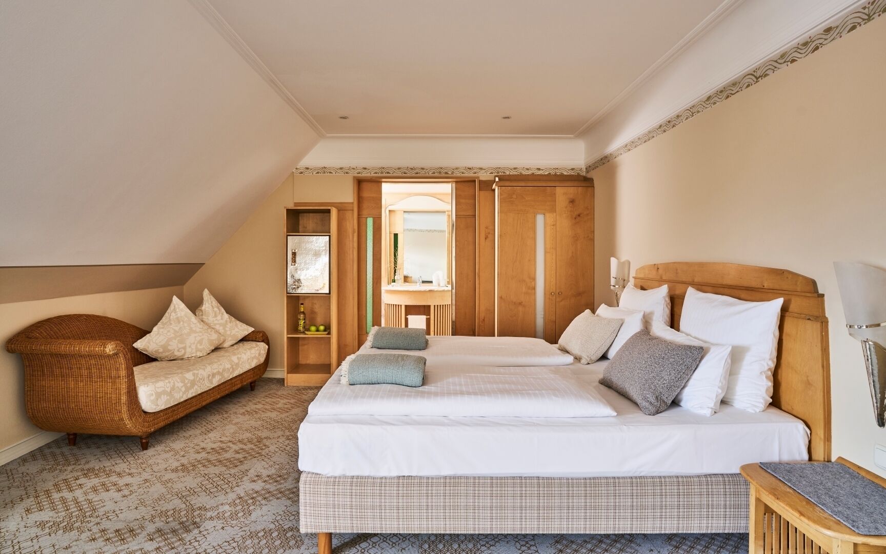 ملاءات للفراش لا تسبب الحساسية ومكتب ومساحة عمل للكمبيوتر المحمول