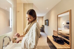 Eco-friendly toiletries, hair dryer, bathrobes, slippers - Hotel Gutsgasthof Stangl (Vaterstetten)