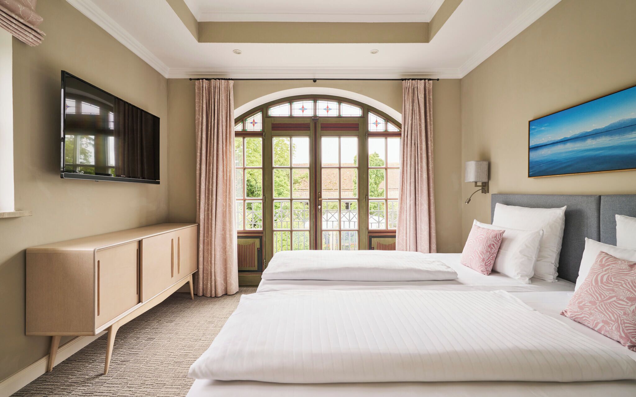 ملاءات للفراش لا تسبب الحساسية ومكتب ومساحة عمل للكمبيوتر المحمول