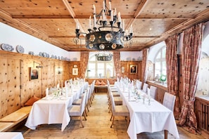 Mittagessen und Abendessen, lokale und internationale Küche