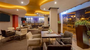 2 bars/lounges