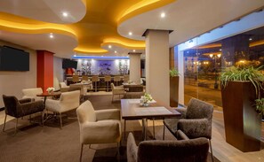 2 bares o lounges 