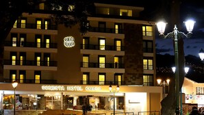 A hotel with multiple balconies and a well-lit entrance. - Sonesta Hotel Cusco (Cusco)