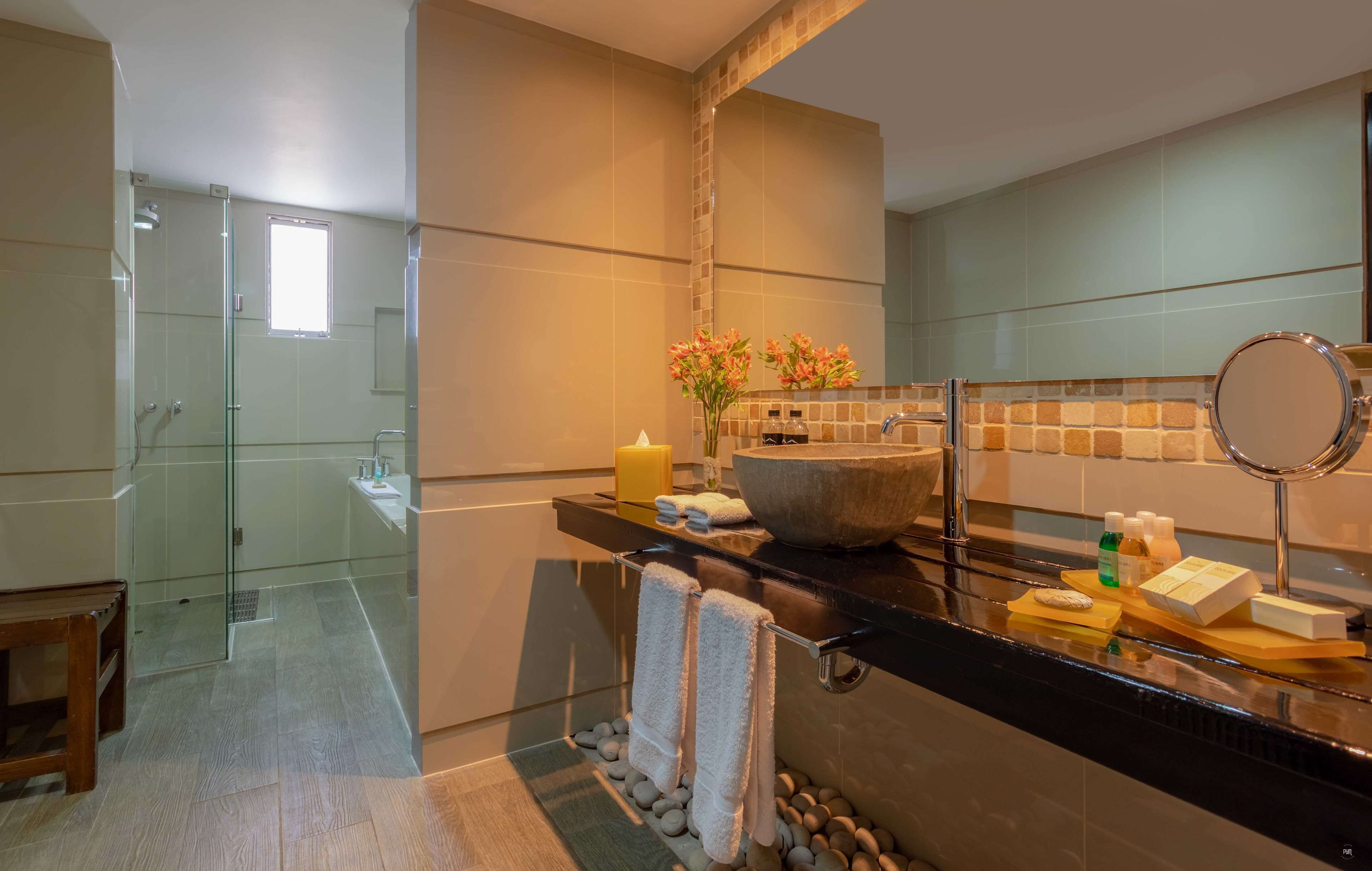 combined shower/bathtub, deep-soaking bathtub, rainfall showerhead