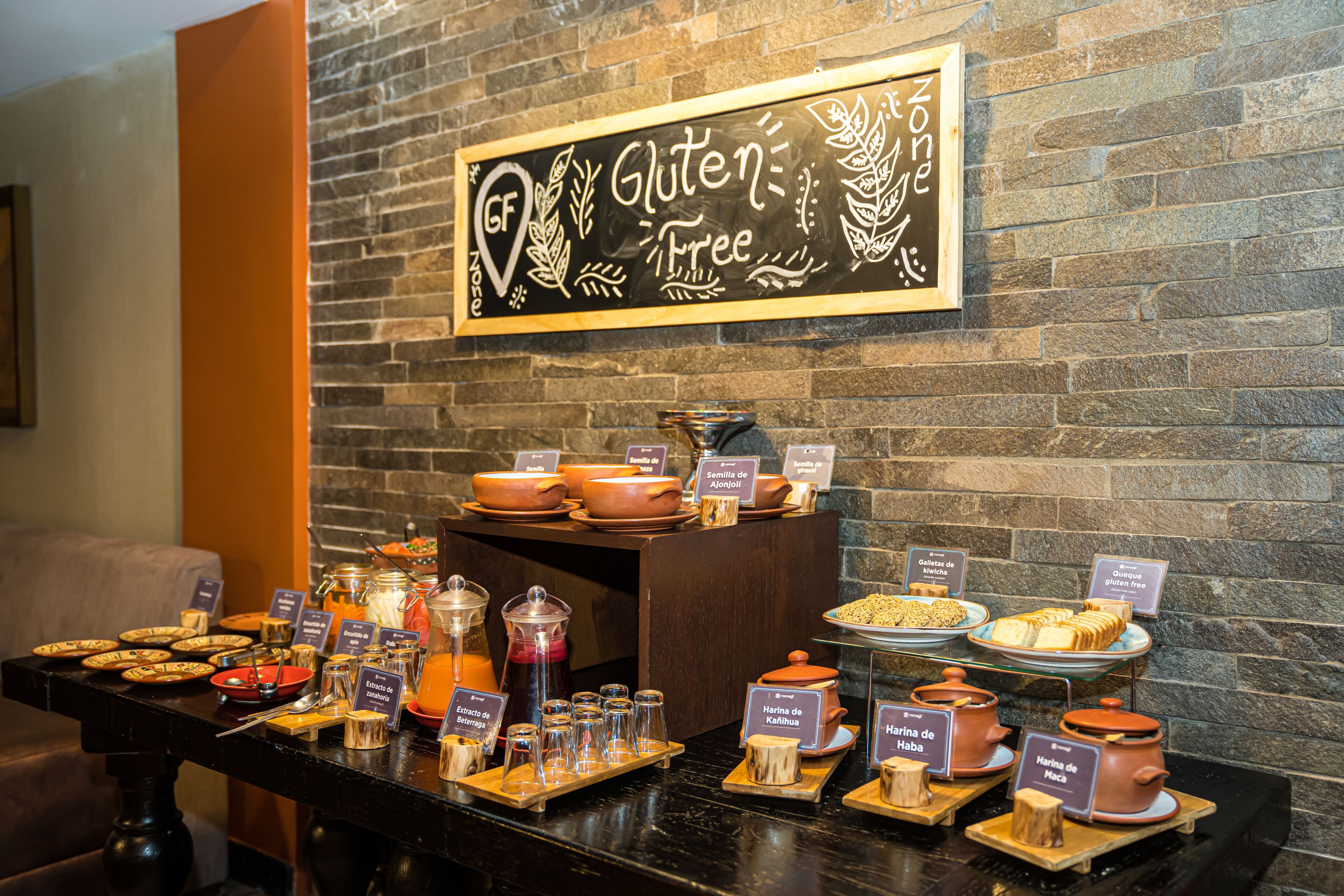 Zona de bufé con opciones sin gluten, que incluye diferentes platos y bebidas.