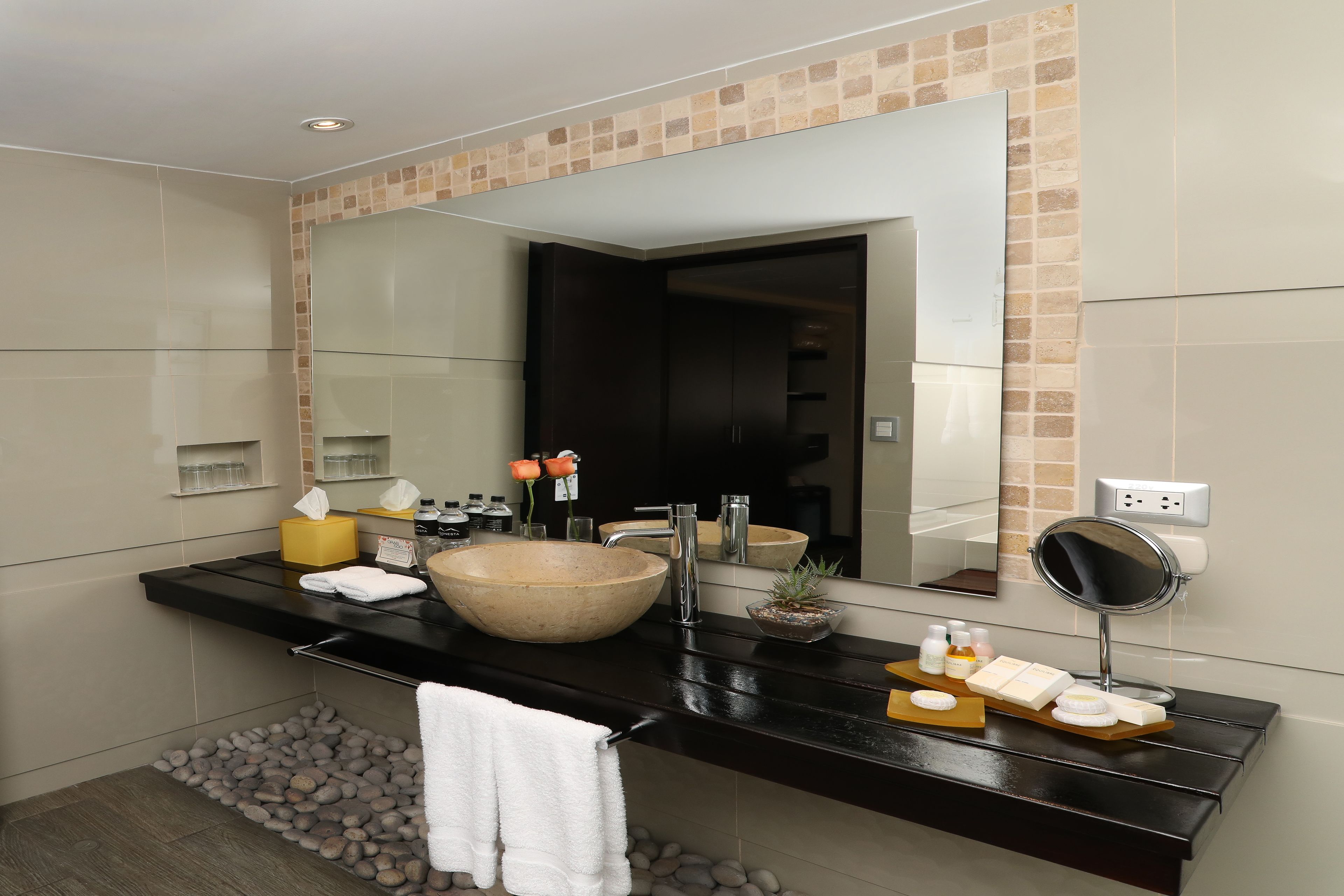 combined shower/bathtub, deep-soaking bathtub, rainfall showerhead