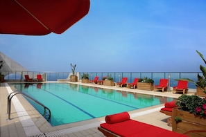 Een seizoensgebonden buitenzwembad en parasols bij het zwembad