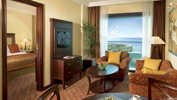 Leilighet, 1 soverom, balkong (Sea Front) | Oppholdsområde | En 43-tommers Flatskjerm-TV med Parabol-TV