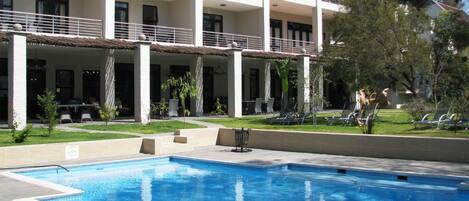 Piscine extérieure, parasols de plage