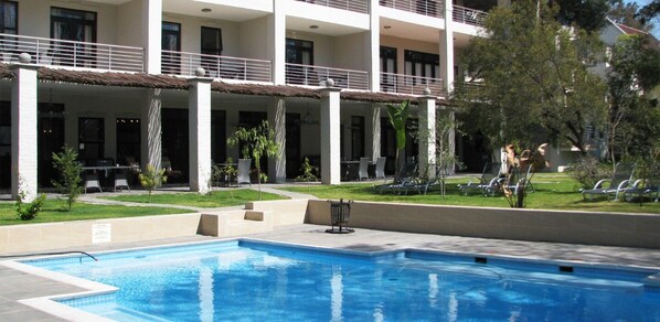 Una piscina al aire libre, sombrillas