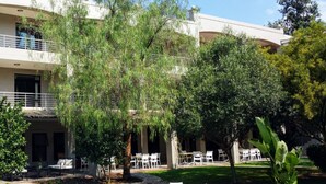 A courtyard with outdoor seating and a building with multiple floors and balconies. - Sandton Lodge Rivonia (Sandton)