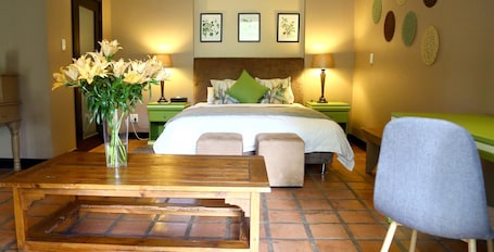 Minibar, caja de seguridad en la habitación y escritorio