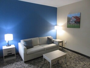 Zimmersafe, Schreibtisch, Verdunkelungsvorhänge, Bügeleisen/Bügelbrett