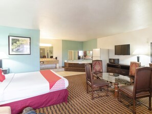 尊榮客房, 1 張特大雙人床, 按摩浴缸 | 客房內保險箱、書桌、熨斗/熨衣板、免費無線上網