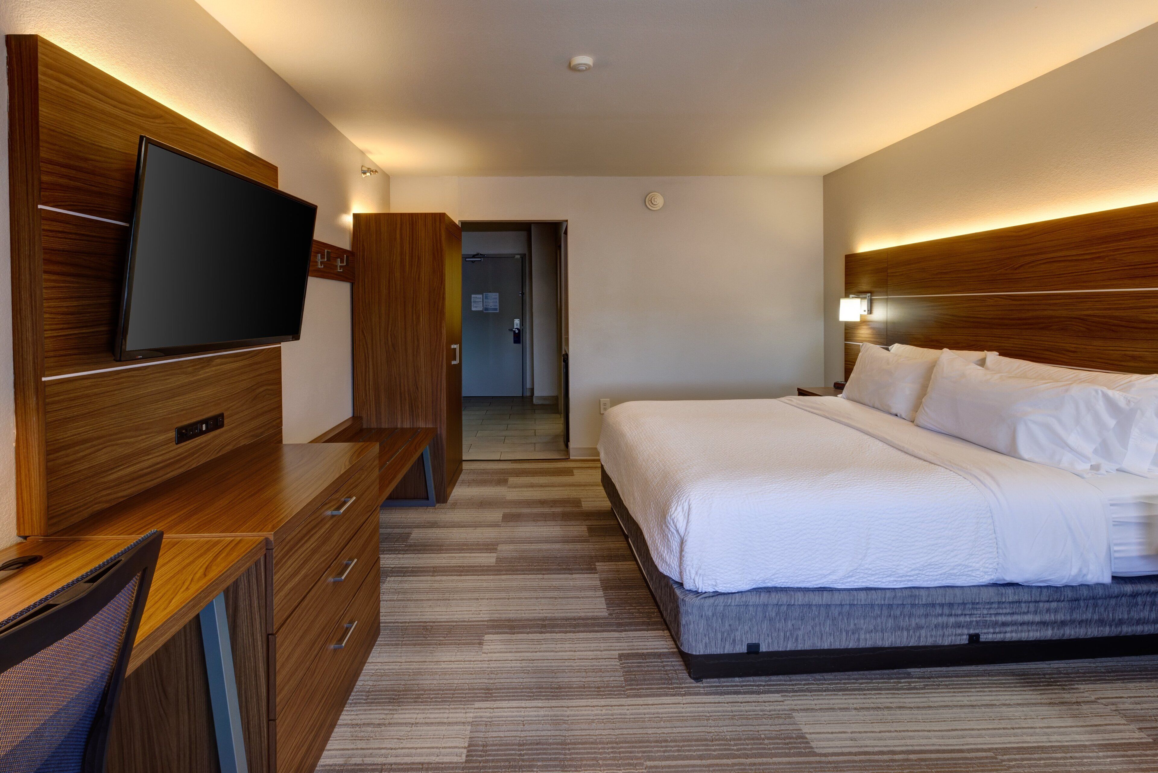 standard room, 1 king bed | premium bedding, down duvets, pillow-top beds, in-room safe