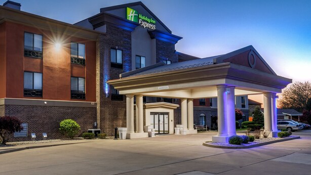A Holiday Inn Express hotel with a brick facade, a covered entrance, and a clear sky. - Holiday Inn Express & Suites Shelbyville Indianapolis by IHG (Shelbyville)
