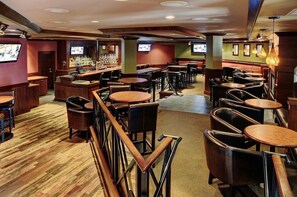 Bar (on property) - Chateau Nova Hotel and Suites (Edmonton)