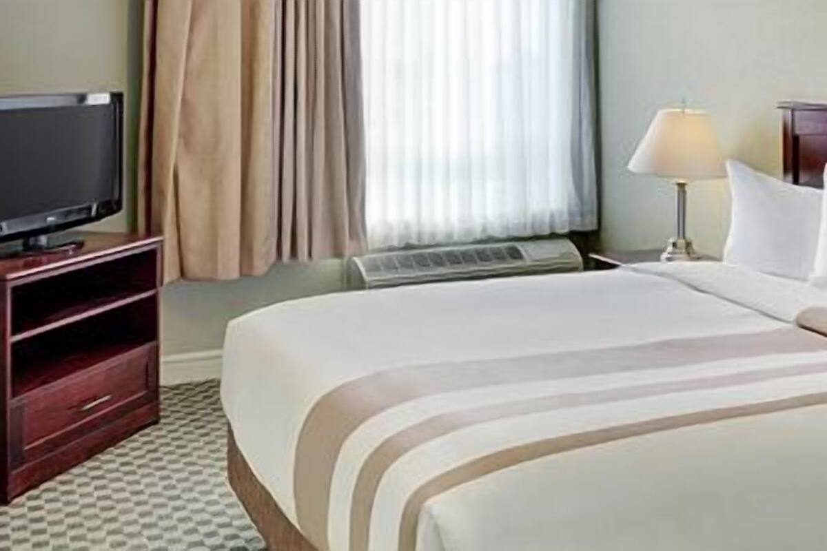 Executive Suite, 1 Queen Bed with Sofabed | High-speed internet, alarm clocks
