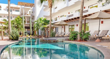Outdoor pool, pool umbrellas, pool loungers. Hotel Santa Fe Loreto by Villa Group