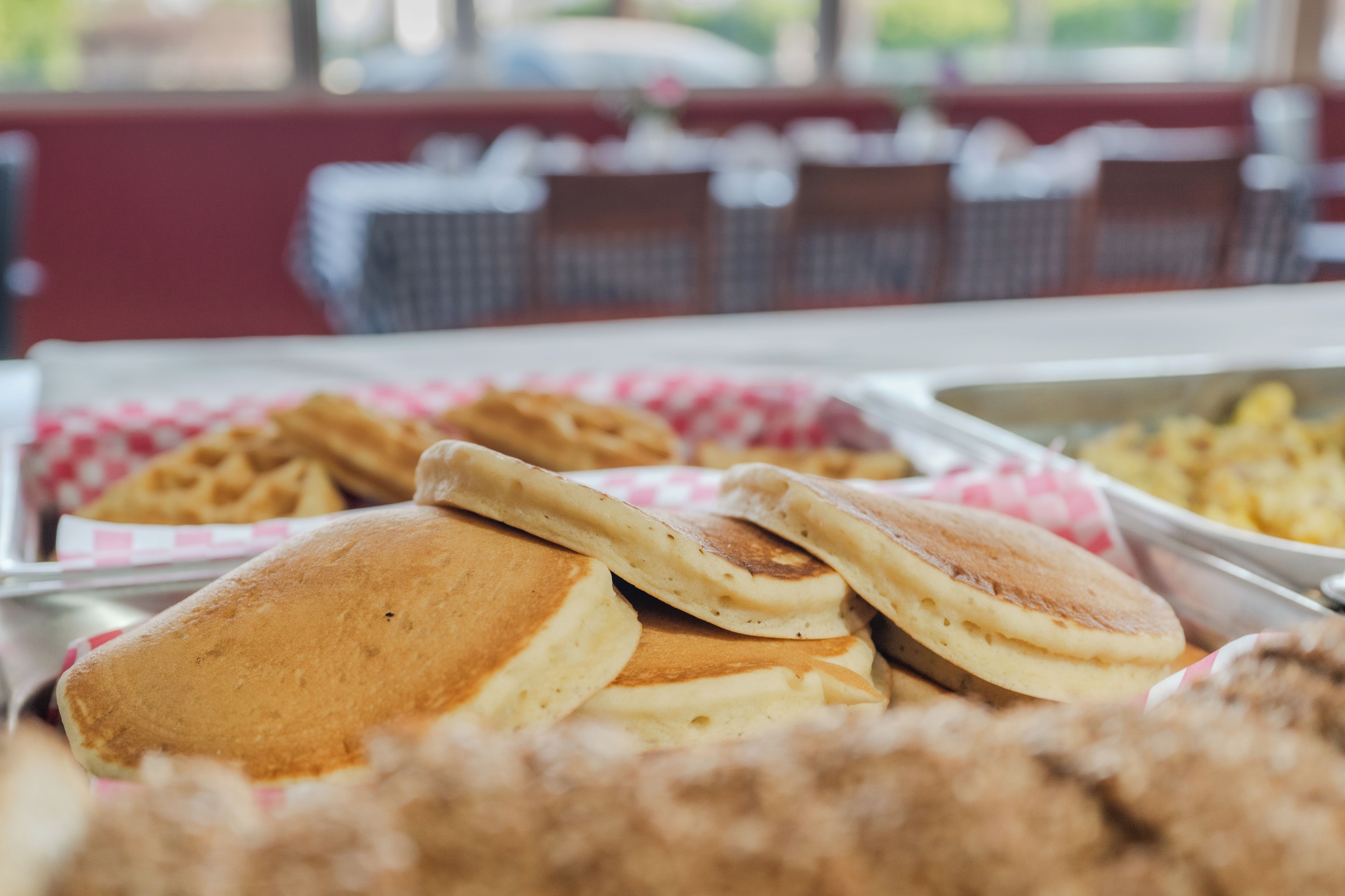 Un plateau de petit-déjeuner avec des crêpes et des gaufres.