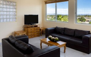 Penthouse de Tres Recamaras | Sala de estar | Una televisión