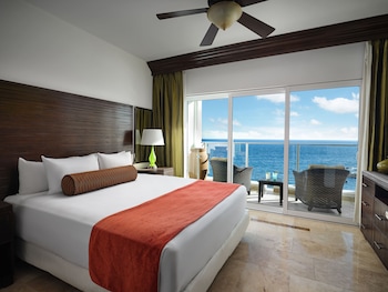 Penthouse, 2 Bedrooms, Ocean View | 1 bedroom, premium bedding, down comforters, pillowtop beds at Hyatt Vacation Club at Sirena del Mar