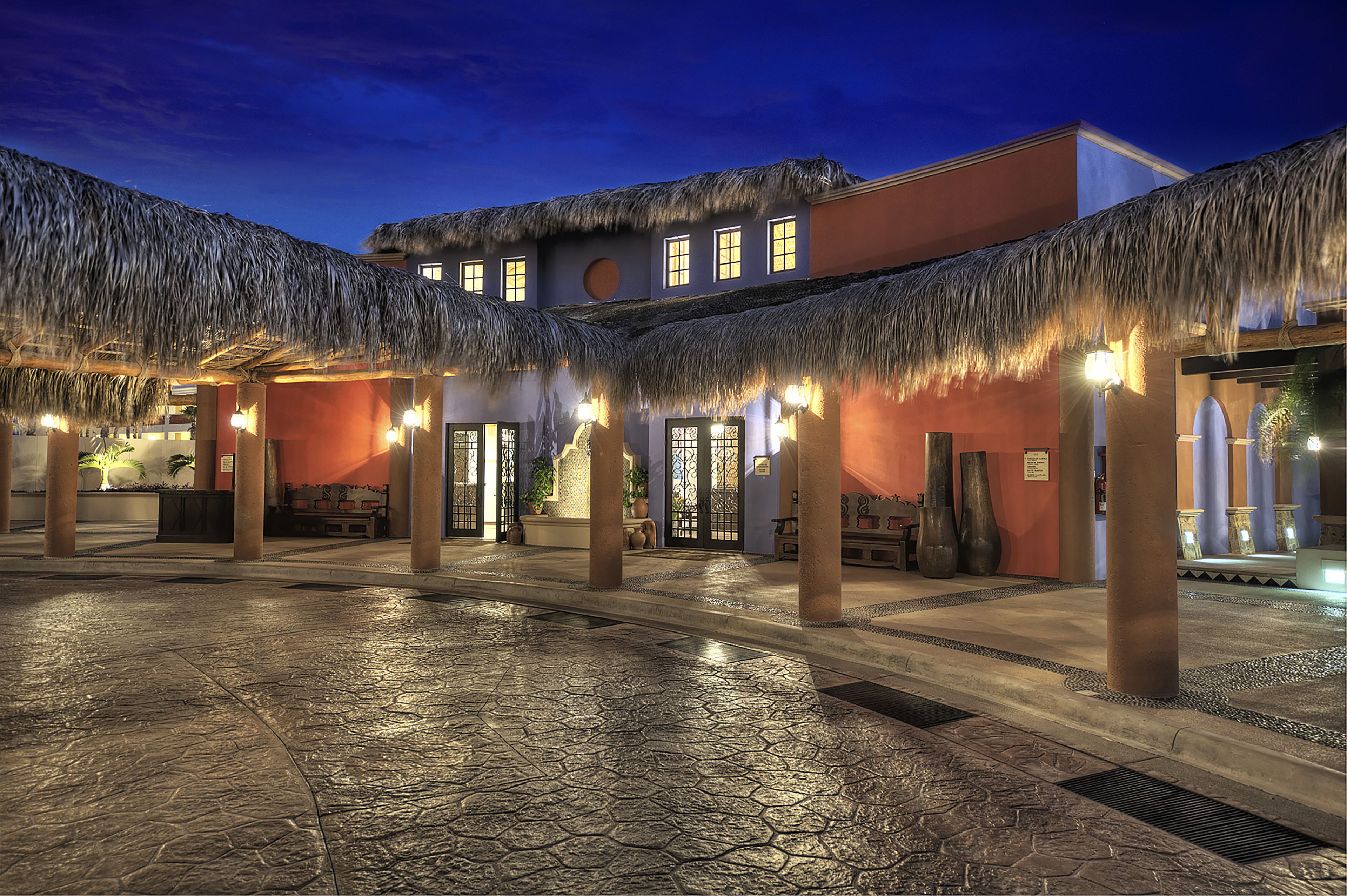 施設の正面 (日没後)