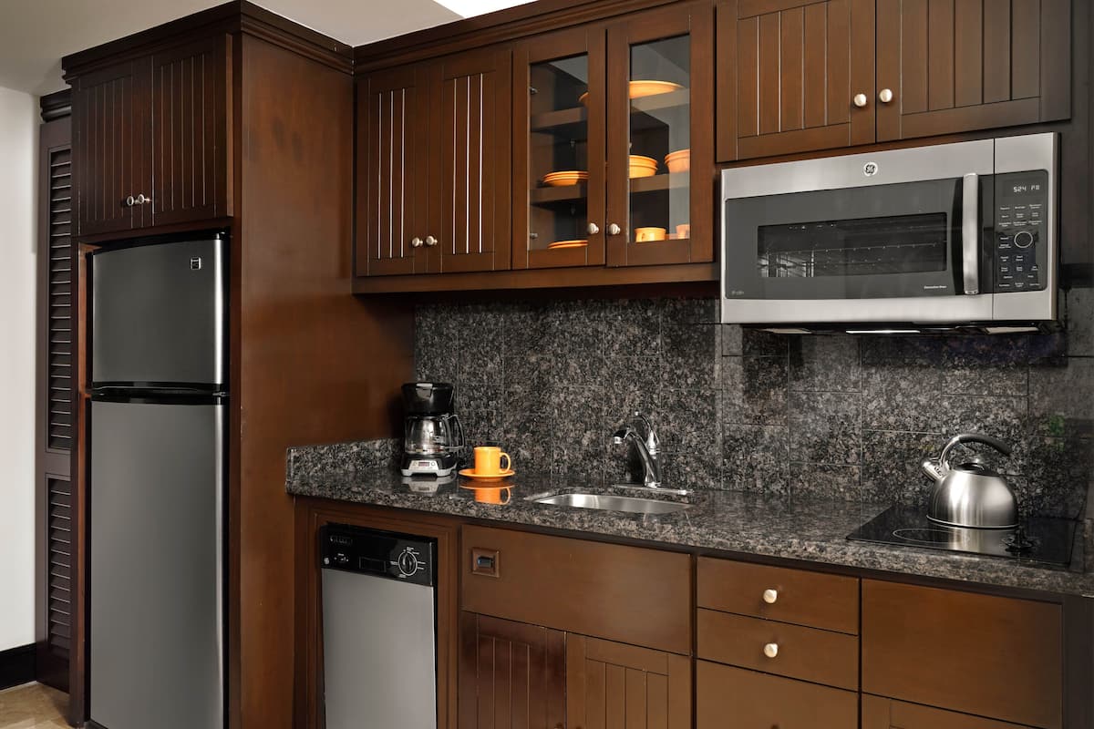 fridge, microwave, stovetop, dishwasher