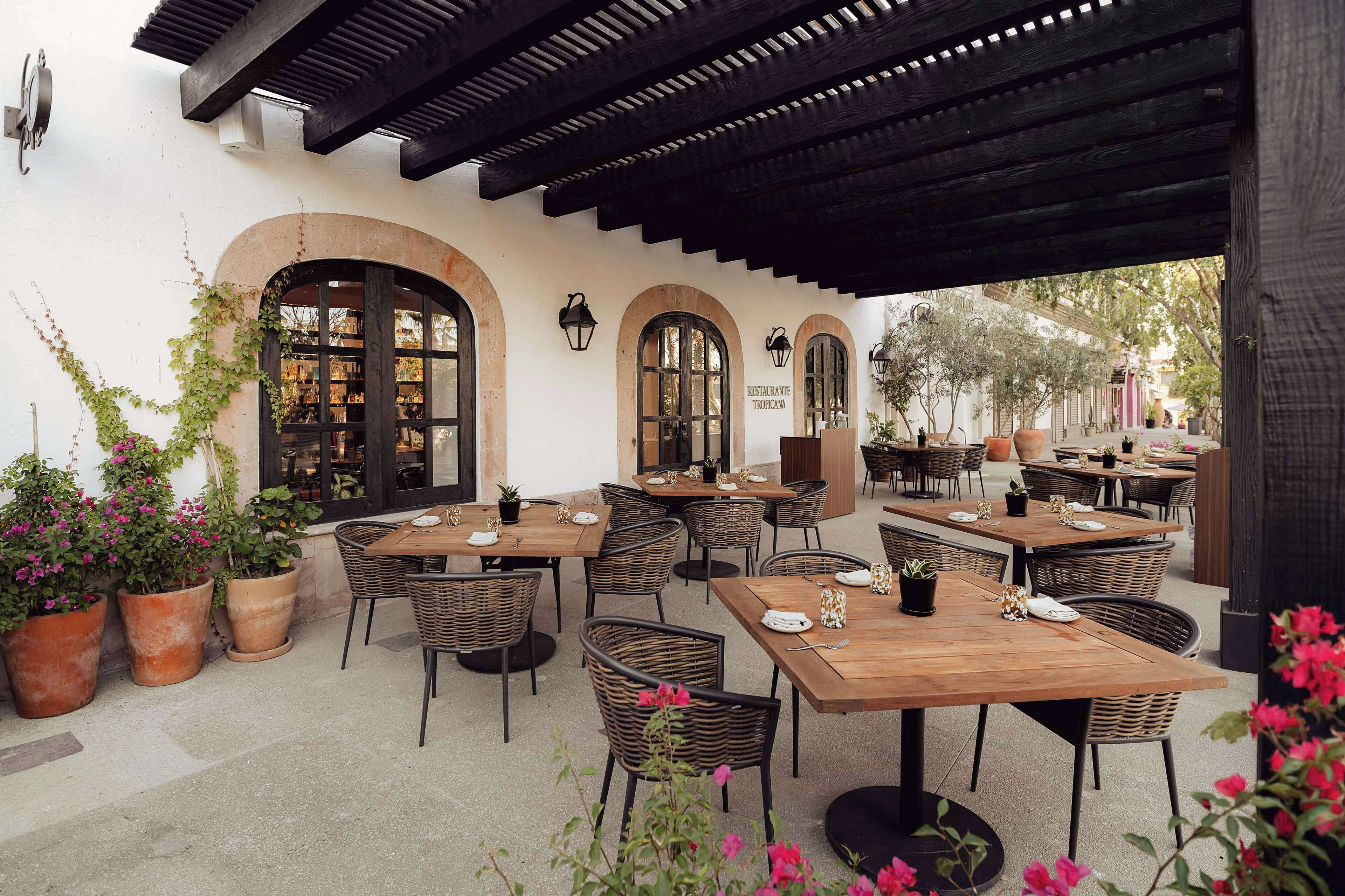 2 restaurants; breakfast, lunch, dinner, and brunch served