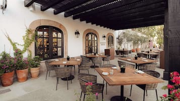 2 restaurantes; se sirve desayuno, almuerzo, cena y brunch