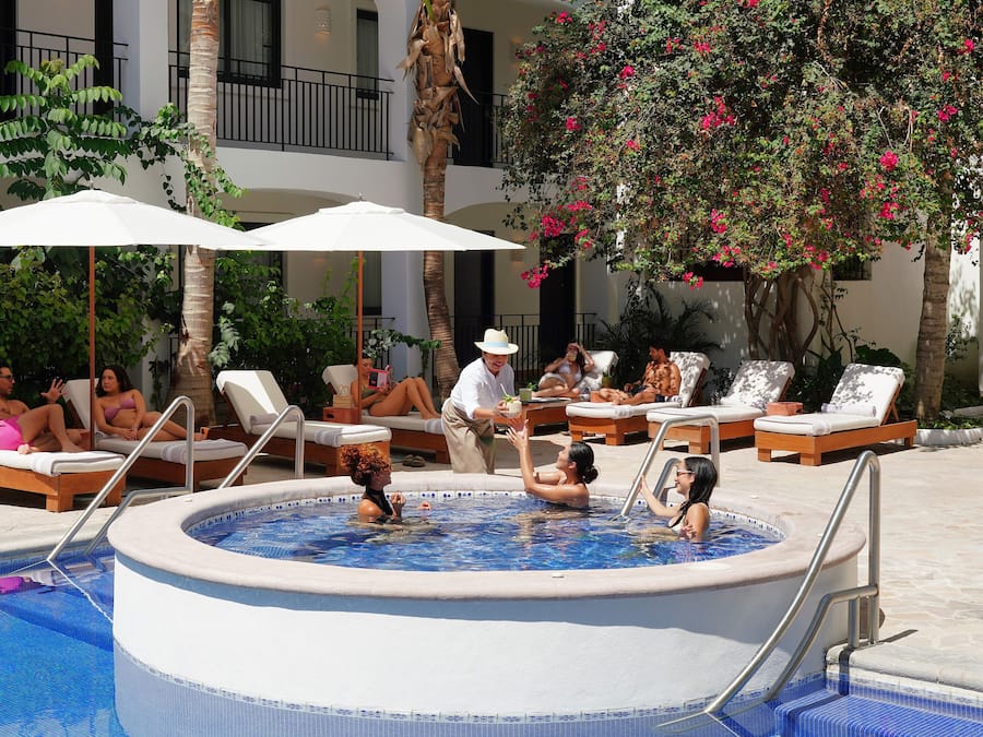 Piscina a l'aire lliure (horari: 08:00-20:00), para-sols i gandules