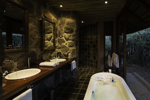 Suite luxueuse | Salle de bain | Baignoire et douche séparées, articles de toilette (gratuits)