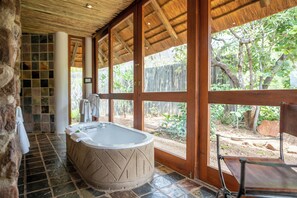 Suite de lujo | Baño | Bañera y ducha independientes y artículos de higiene personal gratuitos