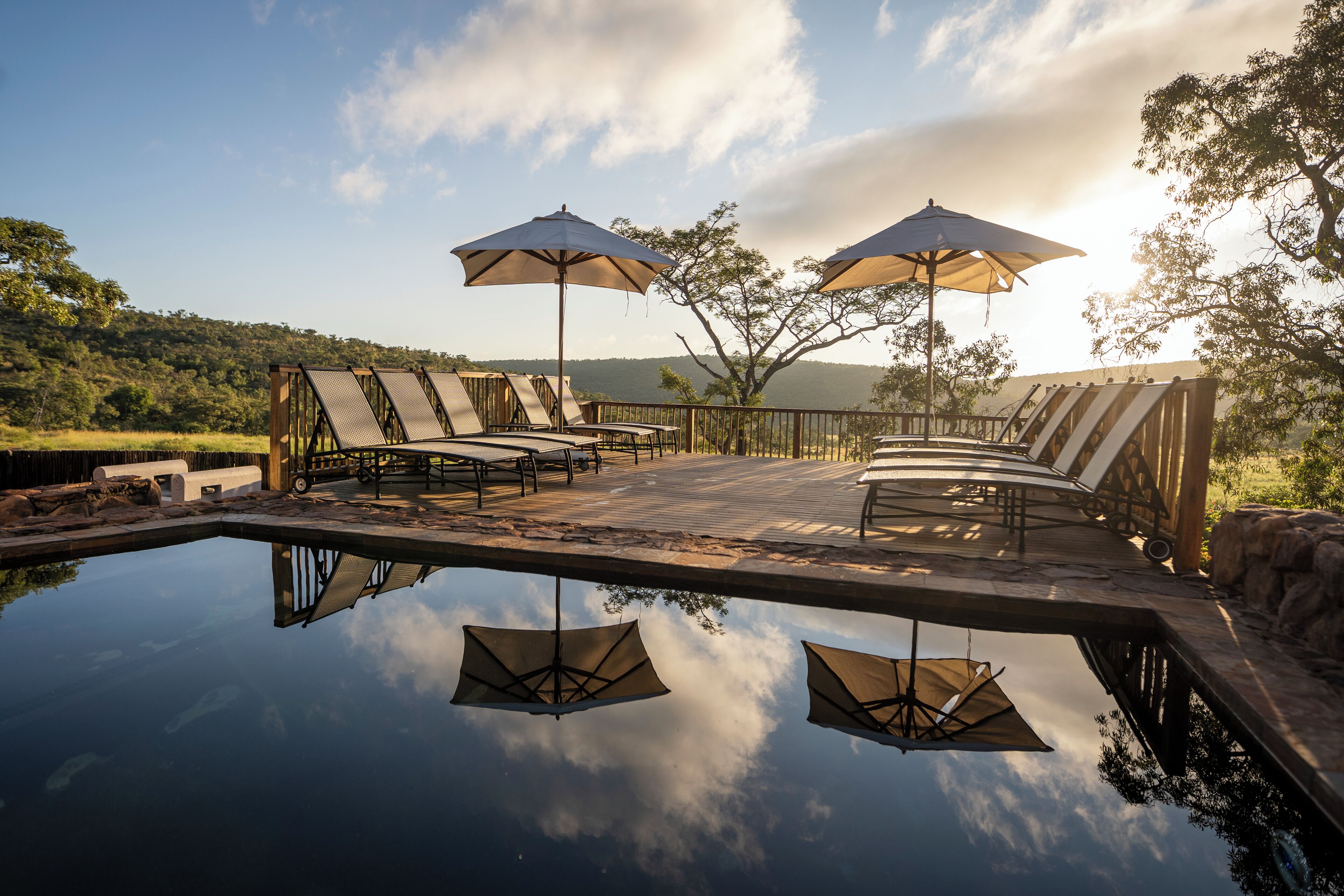 Piscine extérieure, parasols de plage, chaises longues