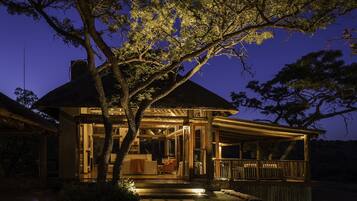 Fachada de la propiedad por la tarde o noche