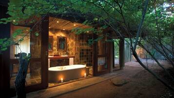 Luxe suite | Badkamer | Een aparte badkuip en douche, gratis toiletartikelen, een haardroger